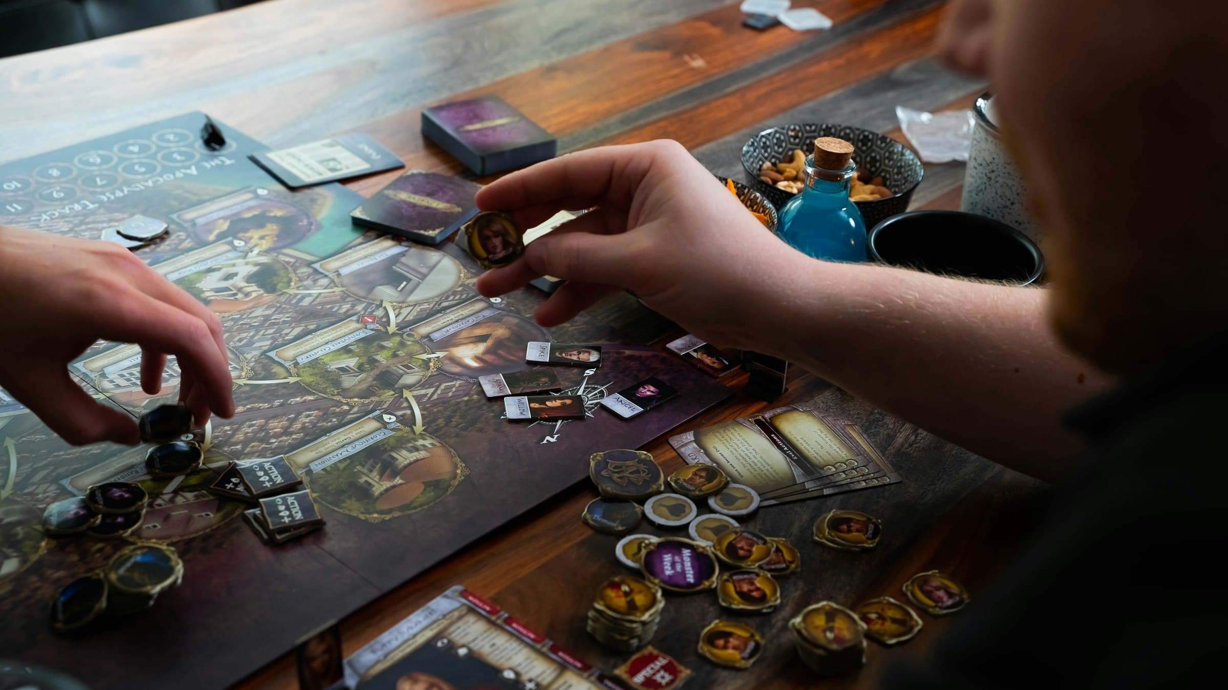 Zwei Menschen spielen ein Brettspiel