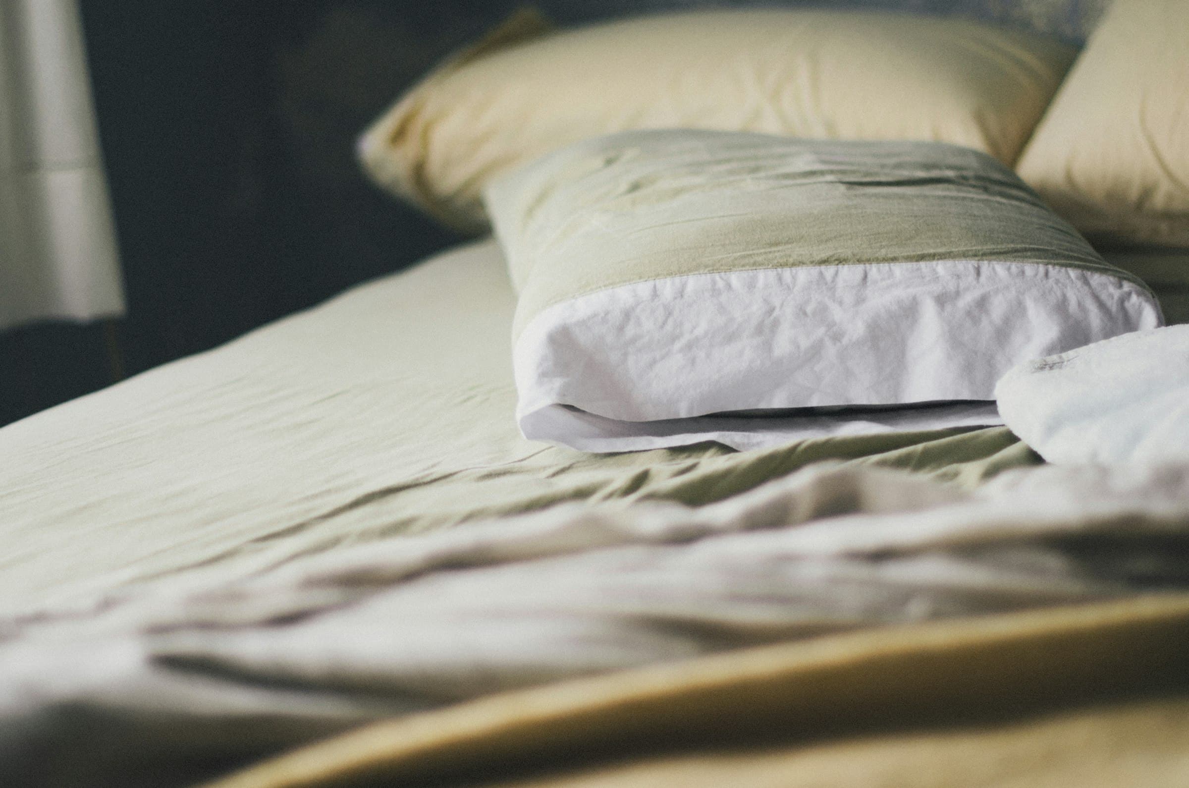 Frisch bezogenes Bett mit weißer Bettwäsche