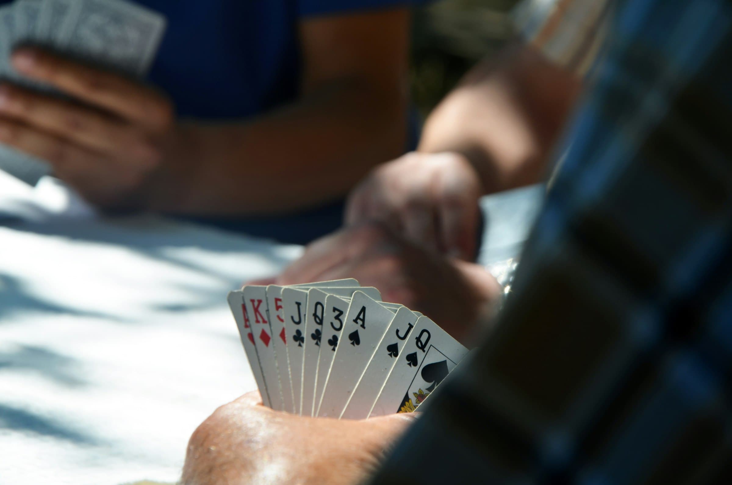 Menschen spielen Karten